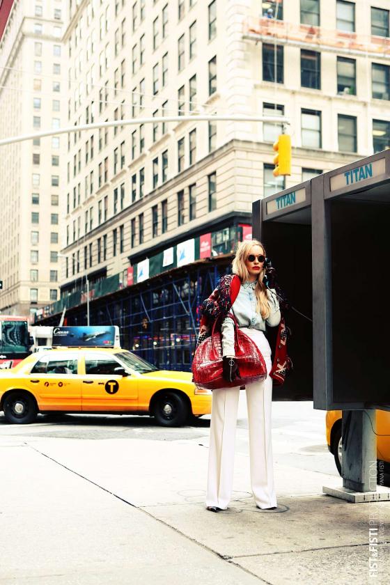 Фото девушка на улице Нью-Йорка у таксофона