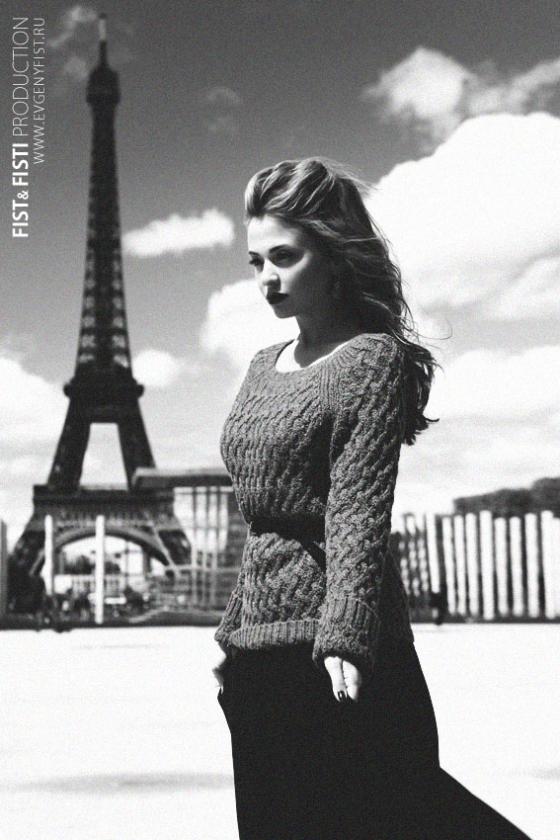 Черно-белое фото Яна Фисти на фоне Эйфелевой башни в Париже