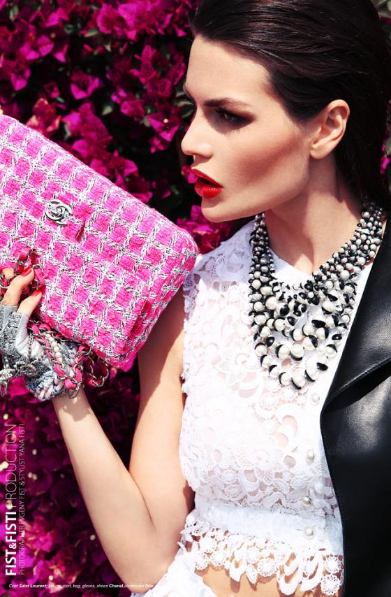 Фотосъемка девушка с розовой сумкой Chanel 