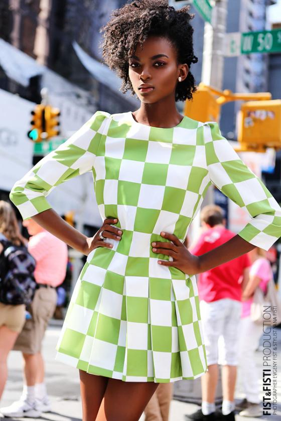 Фото на улице Таймс-Сквер девушка в зеленом платье