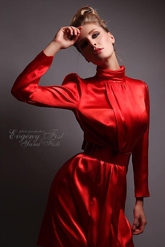 Студийное фото девушки на сером фоне в красном платье by Evgeny Fist