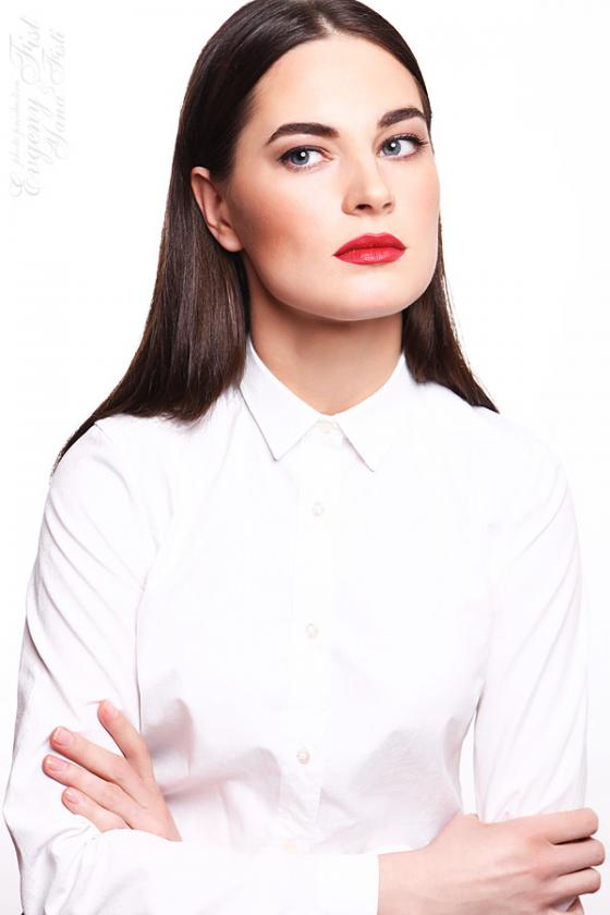 Студийная фотопортрет девушки в строгой белой рубашке на белом фоне