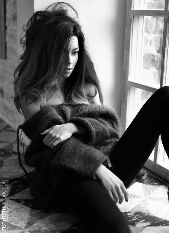 Черно-белое фото девушка в вязаном свитере сидит у окна by Evgeny Fist