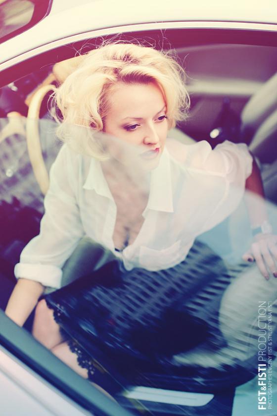 Фотосъемка девушка выходит из машина by Evgeny Fist