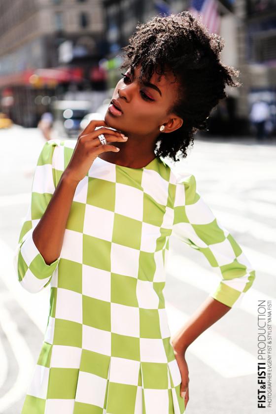 Фотосъемка на улицах Нью-Йорка темнокожая женщина в 