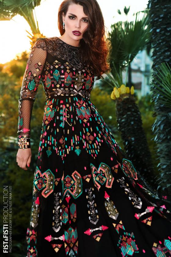 Фотосъемка девушки в пестром платье среди пальм