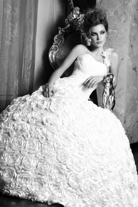 Черно-белое фото девушка в свадебном платье сидит в кресле 