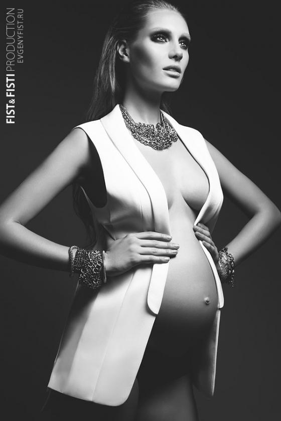 Черно-белая фотосъемка беременной женщины для обложки журнала by Evgeny Fist & Yana Fisti