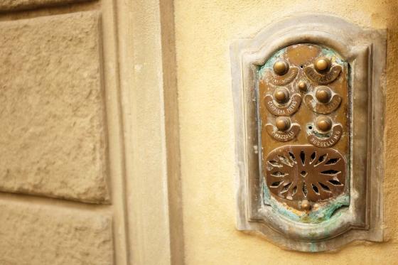 Фотография дверных звонков на улице в Италии в городе Флоренция
