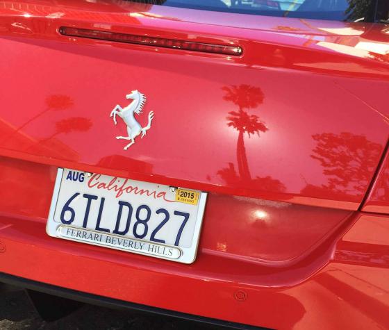 Красная Ferrari в городе Лос-Анджелес в Америке