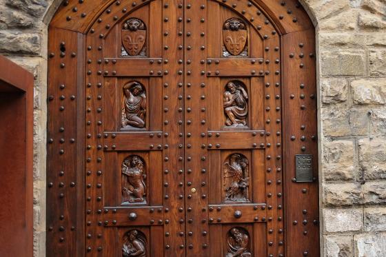 Большая деревянная входная дверь в Италии в городе Флоренция фотография