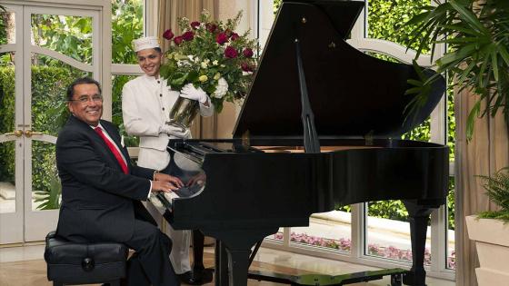 Пианист играет на рояле в Лос-Анджелесе в отеле Пенсильвания