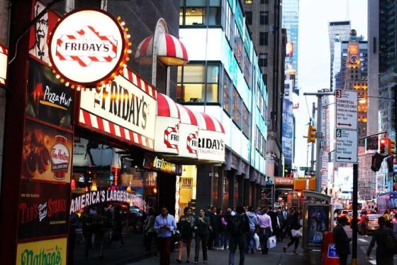 Бургерная TGI Fridays и KFC на улице Нью-Йорка