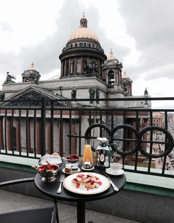 Завтрак на фоне Исакеевского собора в Санкт-Петербурге