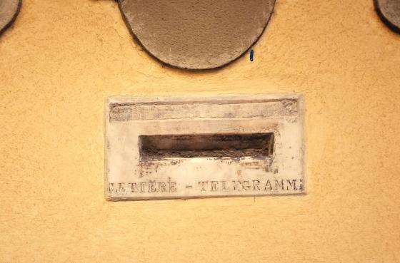 Замурованный почтовый ящик в стене в городе Флоренция в Италии фотография