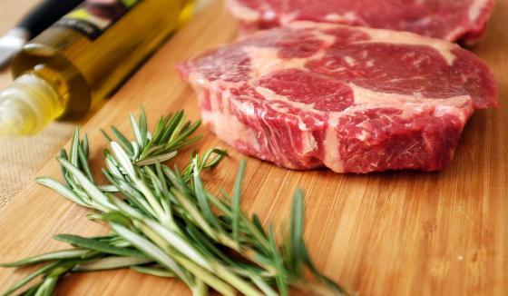 Стейк рибай rib-eye фотография на доске