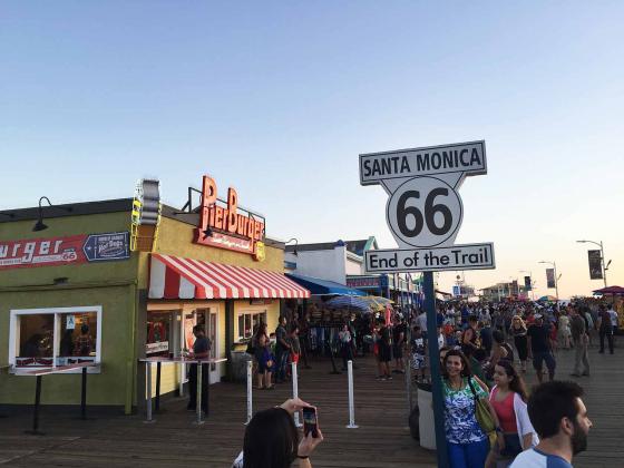 Пирс Санта-Моники с вывеской Pier Burger в Лос-Анджелесе