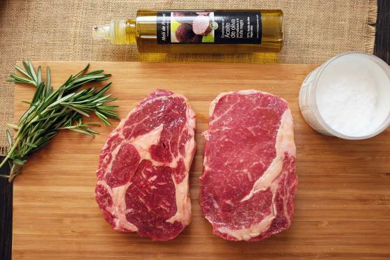 Два стейка рибай rib-eye фотография на доске