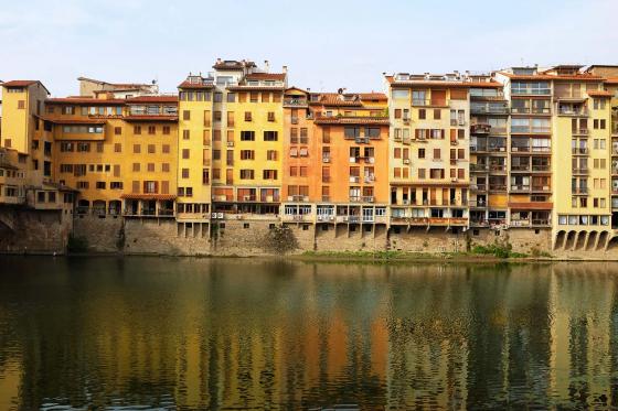 Фотография города Флоренция в Италия постройки на фоне реки Арно
