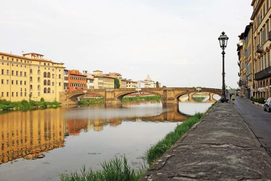 Фотография вид на мост Понте-Веккьо с набережной улицы Флоренции
