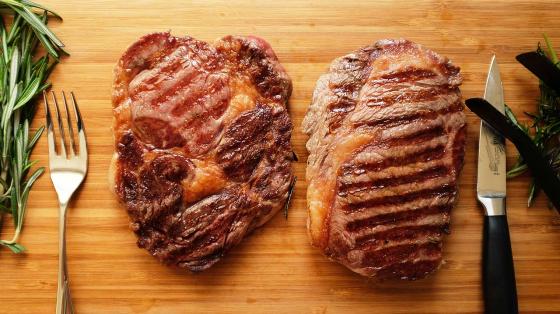 Стейк рибай rib-eye с подачей на доске фотография