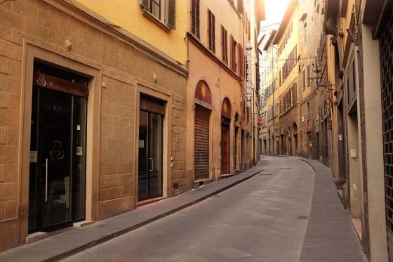 Фотография узенькая улочка во Флоренции Италия