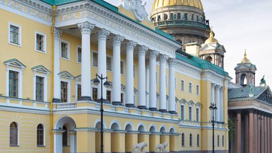 Здания со львами в Санкт-Петербурге
