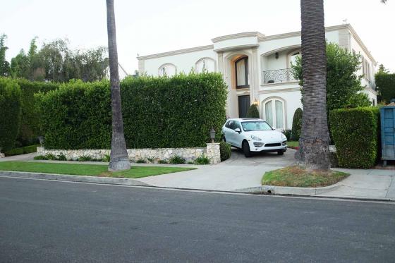 Дом с Porsche на парковке в Лос-Анджелесе
