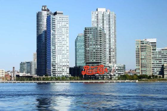 Вывеска Pepsi на фоне города Нью-Йорка фото с корабля