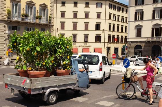Машина с лимонами едет по улицам города Флоренции