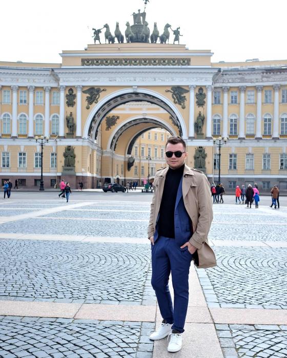 Евгений Фист на фоне дворцовой площади в Санкт-Петербурге