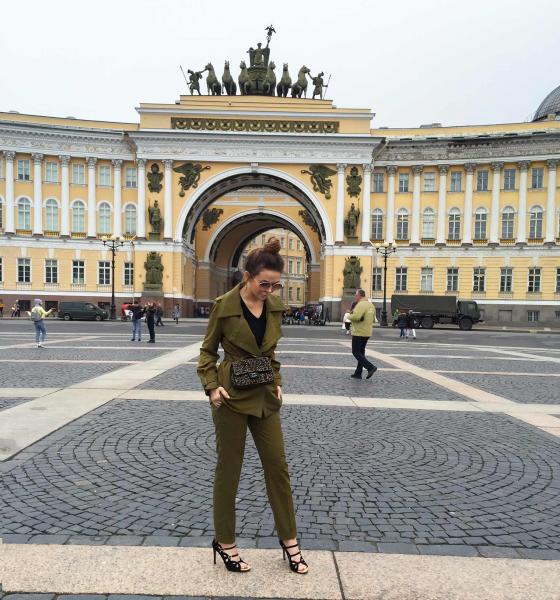 Яна Фисти на фоне дворцовой площади в Санкт-Петербурге