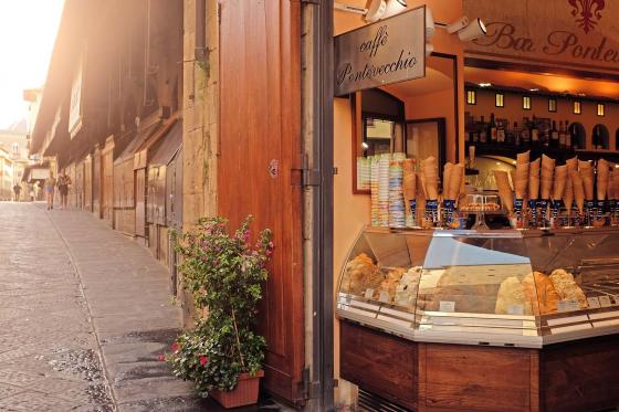 Кафе с мороженным на улицах Флоренции в Италии рядом с Золотым мостом