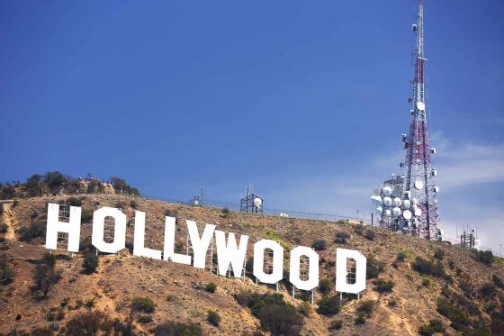Надпись Hollywood на горе в в Лос-Анджелесе в Америке 