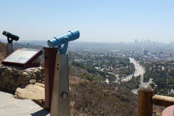 Вид со смотровой площадки на Лос-Анджелес с Голивудской горы 