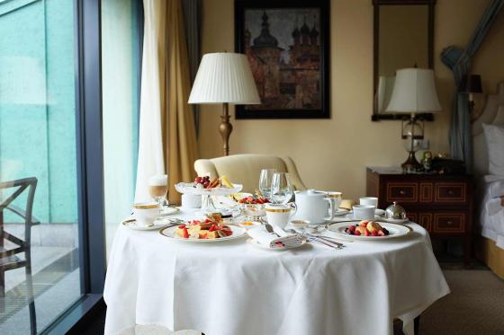 Стол с завтраком в номере отеля Four Seasons в Санкт-Петербурге