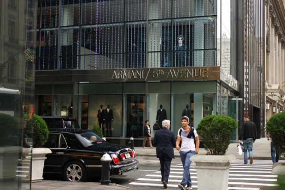 Магазин Armani на пятом авеню в Нью-Йорке