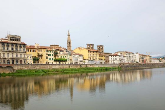 Фотграфия набережной улицы во Флоренции вид с моста