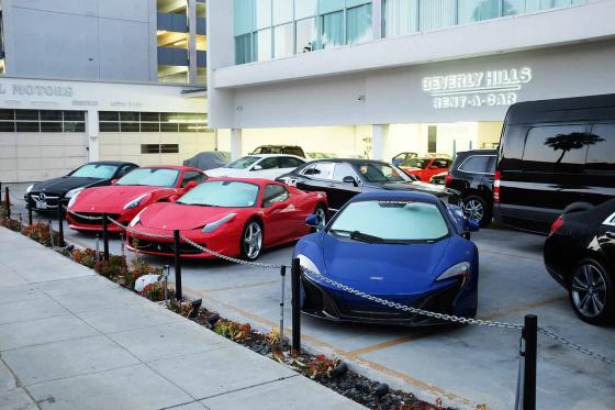 Ferrari и McLaren  на парковке в Лос-Анджелесе