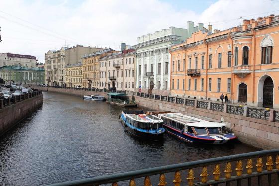 Кораблики в канале реке Невы в Санкт-Петербурге