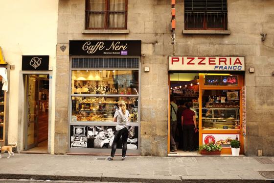 Фотография пиццерии и кафе на улицах Флоренции 