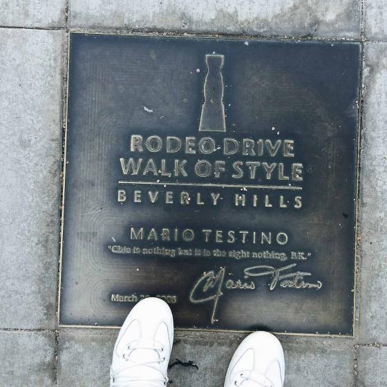 Люк с надписью Rodeo Drive в Лос-Анджелесе