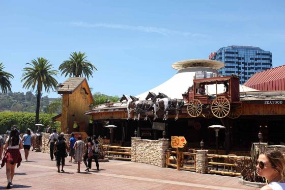 Ранчо с колесницей в парке развелчений Universal Studios в Лос-Анджелесе