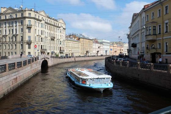 Канал реки Невы в Санкт-Петербурге с корабликом