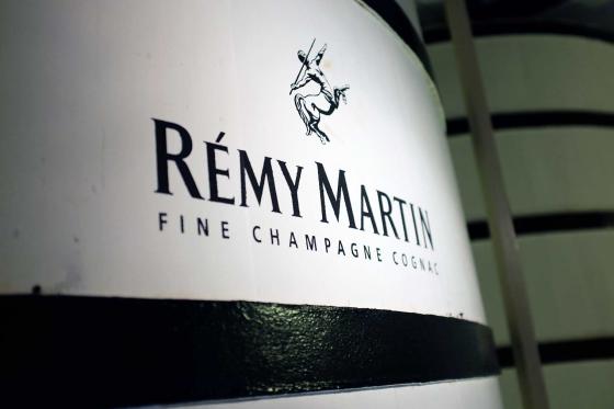 Огромная бочка на заводе коньяка Remy Martin в городе Коньяк во Франции