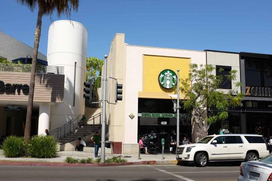 Starbucks Coffee на улице Rodeo Drive в Лос-Анджлесе