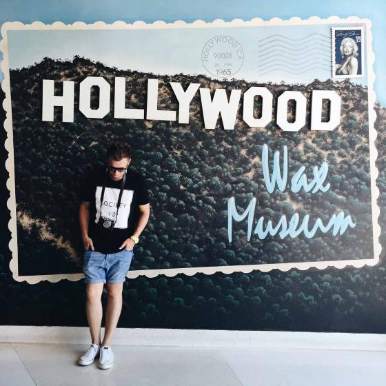 Евгений Фист на фоне вывески музея восковых в Лос-Анджелесе