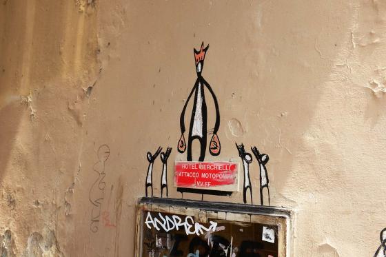Стрит-арт на улицах города Флоренция человек держит мешки денег