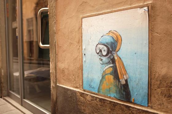 Стрит-арт на улицах города Флоренции девушка с аквалангом