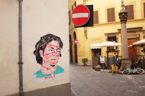 Стрит-арт на улицах города Флоренции парень с поцарапанным лицом